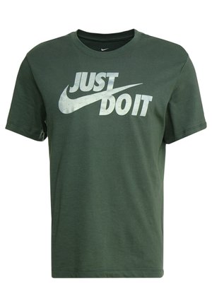 Dunkelgrünes kurzärmliges T-Shirt mit weißem Nike-Swoosh und großem "JUST DO IT" Text auf der Vorderseite.