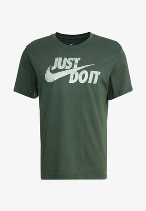Dunkelgrünes kurzärmliges T-Shirt mit weißem Nike-Swoosh und großem "JUST DO IT" Text auf der Vorderseite.
