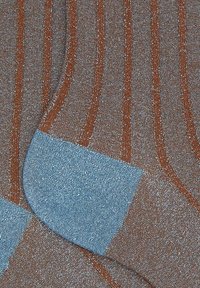 Calzini marroni con righe orizzontali e un accento blu sulla punta. Il tessuto ha una leggera lucentezza e una finitura testurizzata.