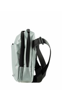 Borsetta a tracolla compatta di colore argento con due scomparti zip e una tracolla nera regolabile su sfondo bianco.