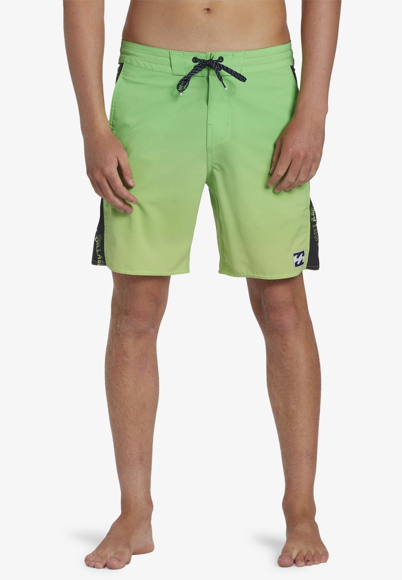 Shorts de bain verts avec un design dégradé, dotés d'une taille à cordon, de poches latérales et d'accents noirs sur les côtés.