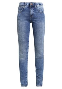 Jeans de denim azul claro con ajuste ceñido, diseño de cinco bolsillos, un sutil desgaste y cierre de botón a la altura de la cintura. Textura suave y acabado liso.