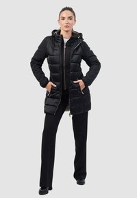 Giubbotto piumino nero con cappuccio, caratterizzato da un design trapuntato, chiusura frontale con zip e due tasche laterali. Texture liscia con dettagli in hardware dorato.