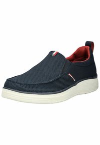 Scarpe slip-on navy con tomaia in rete e interno rosso. Presentano una suola intermedia bianca e un piccolo dettaglio tricolore vicino al tallone.
