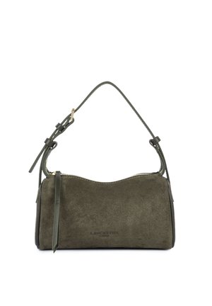 Petit sac à main rectangulaire en daim vert foncé avec une bandoulière réglable, fermeture éclair et tirette en cuir.