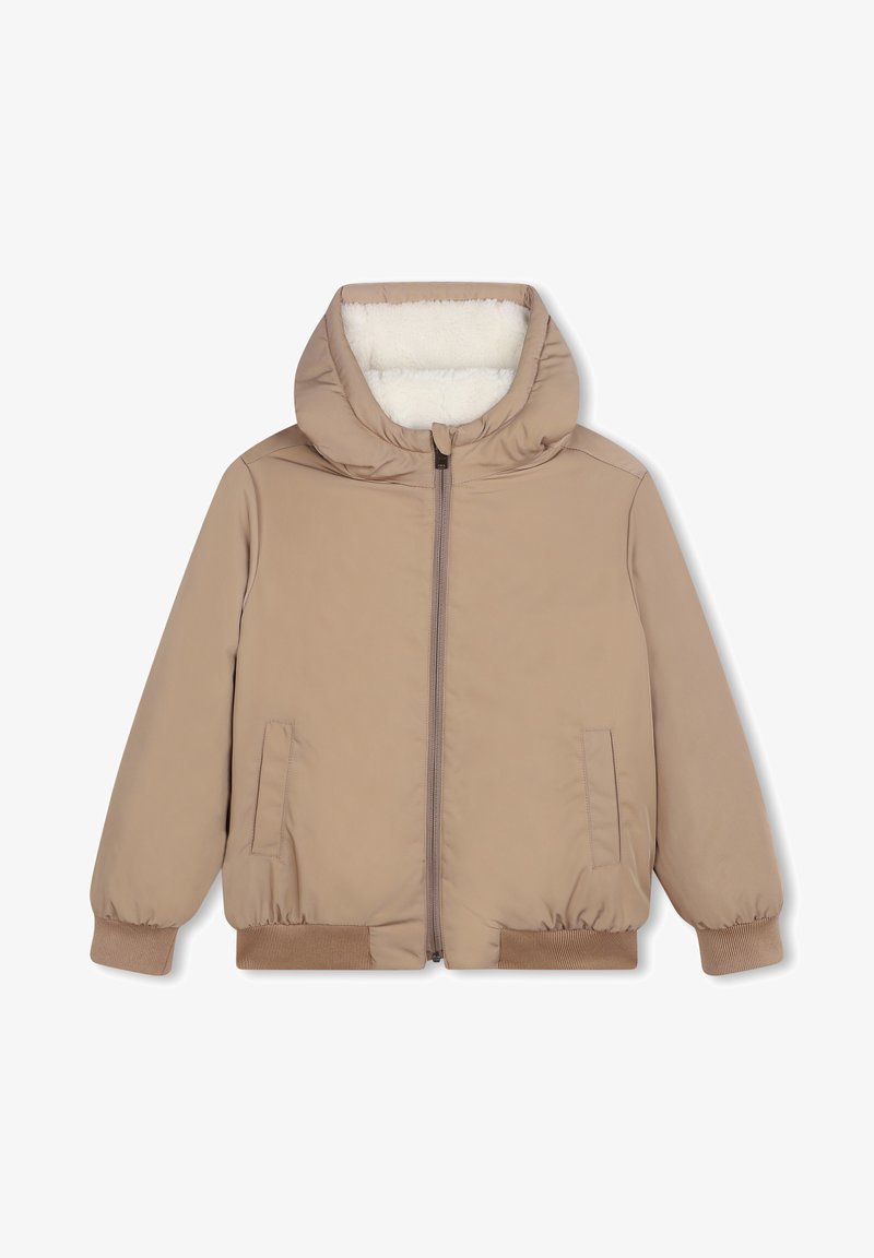 Veste matelassée beige avec capuche, fermeture éclair à l'avant, deux poches latérales, poignets côtelés et doublure en peluche douce autour de la capuche.