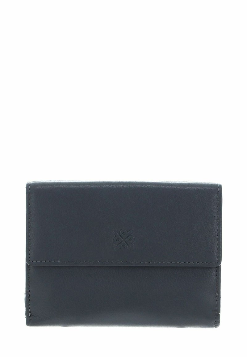 Portefeuille en cuir bleu marine de forme rectangulaire, texture lisse, rabat pliant, et logo embossé sur le devant. Détails de couture le long des bords.