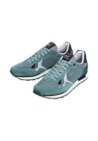 Sneaker in suede e mesh di colore azzurro-verde chiaro, con un accento bianco, tallone nero e dettagli grigi. Chiusura con lacci e collarino imbottito.