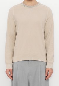 Jasnobeżowa dzianinowa bluza z długimi rękawami, prążkowany kołnierz z kolorowymi akcentami oraz luźny krój. Teksturowana tkanina, bezszwowe ramiona.