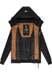 Svart jakke med en tan semsket fôr og innvendig. Har et mønstret svart interiør, glidelåslomme og justerbar hette.