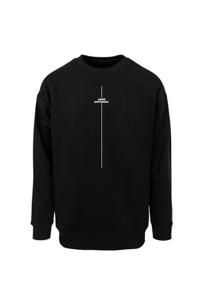 Czarna bluza z okrągłym dekoltem, długimi rękawami i białą grafiką tekstową w pionie z napisem "MYŚLĘ INACZEJ" na przodzie.