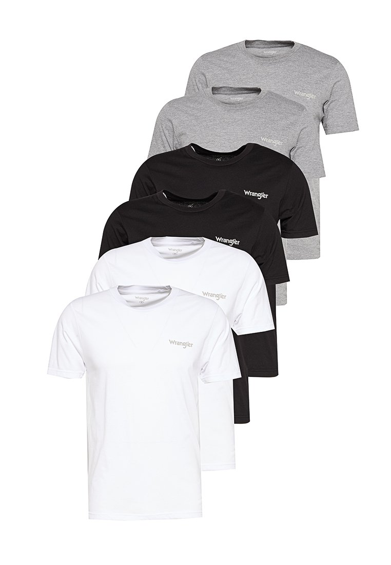 Pięć koszulek z okrągłym dekoltem w kolorze białym, czarnym i szarym; materiał bawełniany; krótkie rękawy; logo "Wrangler" na klatce piersiowej; różne kolory ułożone w stos.