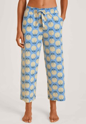 Hellblaue Schlafanzughose mit einem floralen Muster in Gelb und Grün, ausgestattet mit einem elastischen Bund und Taschen, in einem locker sitzenden Design.