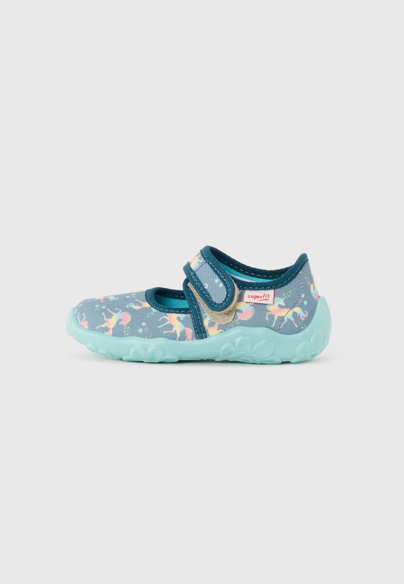 Shoe de tecido azul com impressão de unicórnio, tira ajustável e sola translúcida azul claro. Apresenta uma textura suave e um design flexível.