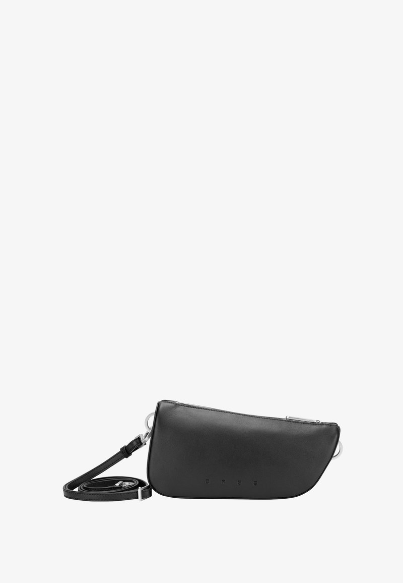 Schwarze Leder-Umhängetasche mit elegantem Design, Reißverschluss und verstellbarem Riemen. Verfügt über dezente Markenkennzeichnung und silberne Hardware-Akzente.