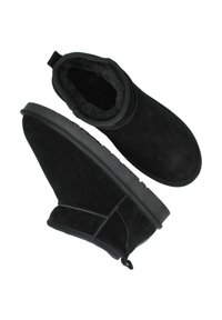 Zwarte suède enkellaarzen met een nepbont voering, ronde neus en rubberen zool. Voorzien van een achterste treklus voor gemakkelijk aan- en uittrekken.