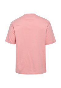 Effen pastelroze T-shirt met korte mouwen en een ronde hals, gezien van achteren met een losse pasvorm op een witte achtergrond.