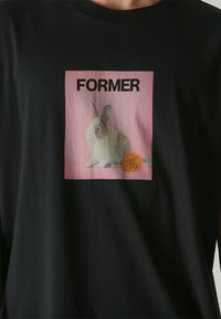 Former VALENTINE - T-shirts med print - black
