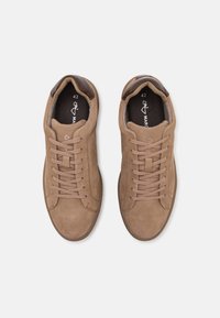 Pantofi sport din suede, de culoare maro, cu vârf rotund, talpă plată și un design cu șase găuri pentru șireturi. Accente de culoare ciocolată la călcâi și pe limbă. Mărimea 42.
