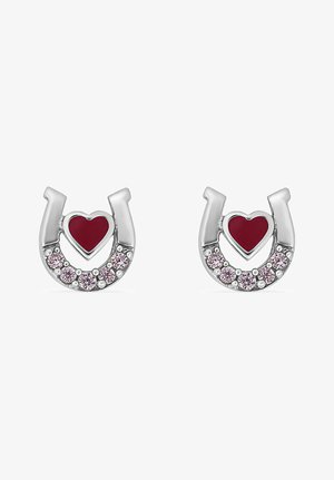Silver horseshoeörhängen med ett rött hjärtcenter och en rad med rosa syntetiska ädelstenar. Rundad form med polerad metallfinish.