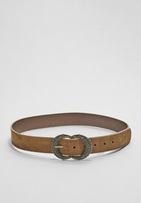 Cintura in suede marrone con una fibbia ovale intricatamente progettata in tonalità argento. Presenta diversi buchi per una vestibilità regolabile.