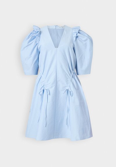 Svetlomodré šaty s vypchatými rukávmi, výstrihom do V a detailmi so šnúrkou v páse. Vyrobené z textúrneho materiálu s rozšírenou siluetou.