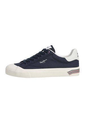 Baskets basses bleu marine avec semelle en caoutchouc blanche, détail blanc au talon, lacets à l'avant et petit logo Pepe Jeans sur le côté.