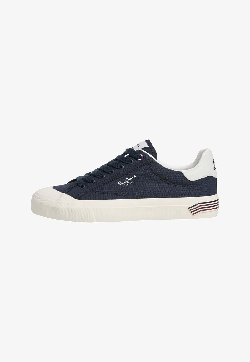 Ναυτικό μπλε sneaker χαμηλού τύπου με λευκή λαστιχένια σόλα, λευκή λεπτομέρεια στη φτέρνα, κορδόνια μπροστά και μικρό λογότυπο Pepe Jeans στο πλάι.