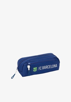 Niebieska etui na przybory z dwiema zamykanymi na zamek przegrodami. Zawiera logo FC Barcelona oraz napis. Wykonane z trwałego materiału o gładkiej fakturze.
