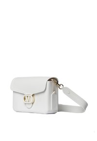 Borsa a tracolla in pelle bianca con forma rettangolare, chiusura a patta, hardware dorato e una tracolla removibile. Presenta un piccolo cartellino attaccato.