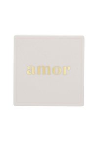 Fyrkantig keramisk tallrik i mjuk rosa, med ordet "amor" i präglade gyllene bokstäver i mitten, med en slät matt yta.