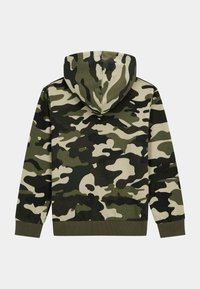 Sweatshirt à capuche avec un motif camouflage dans des teintes de vert et de noir. Fabriqué en tissu doux, avec des poignets et un ourlet à côtes.