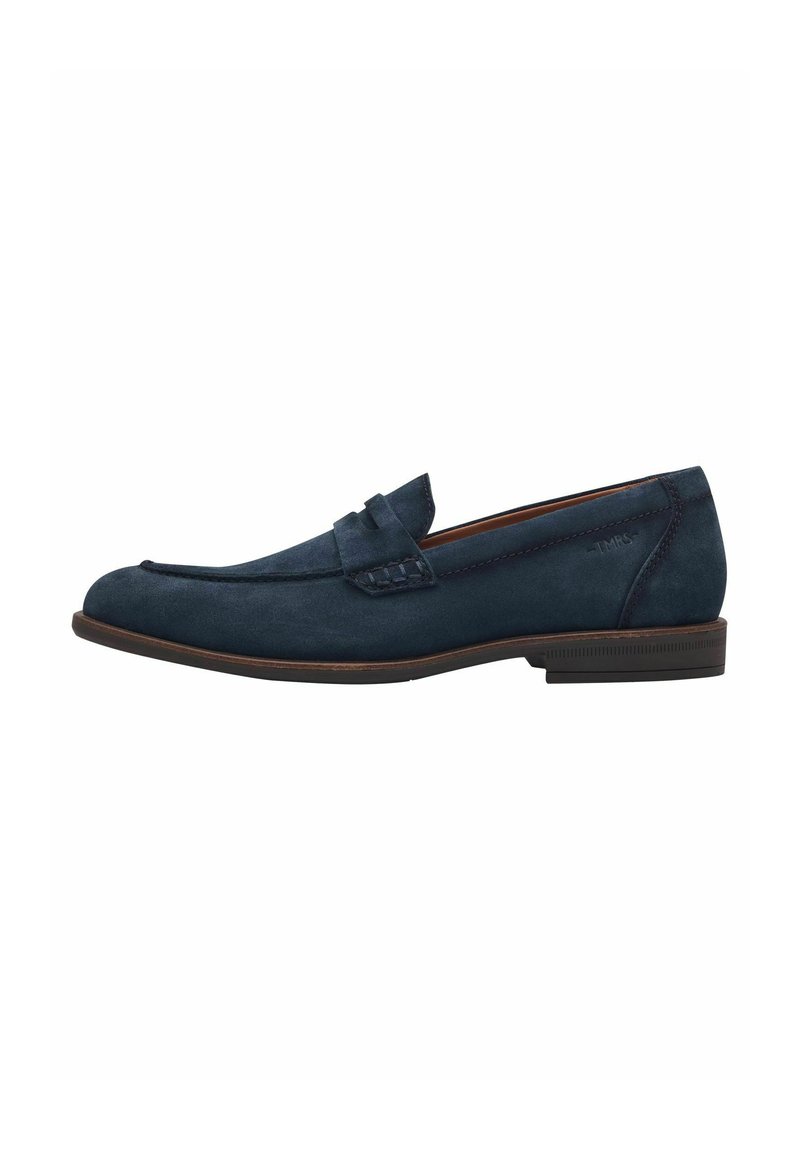 Marineblaue Wildleder- loafers mit einem dekorativen Frontriemen, abgerundeter Zehenform und niedrigem braunem Gummiabsatz, mit tonalem Stich und glatter Textur.
