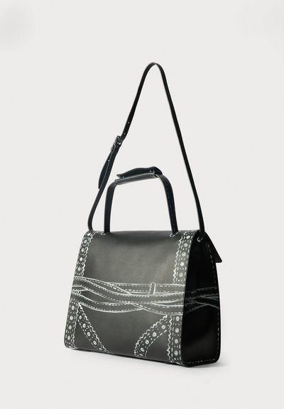 Bolsa de mão preta com costura decorativa cinza. Couro liso, forma estruturada, alça de ombro destacável e alças duplas na parte superior.