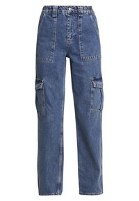 Pantalones cargo de mezclilla con cintura elástica, dos bolsillos delanteros y dos bolsillos laterales tipo cargo. Presentan un ajuste holgado y color azul medio.