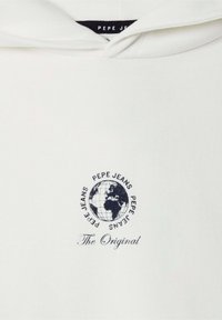 Felpa bianca con cappuccio, caratterizzata da un logo frontale con un globo e del testo. Il materiale sembra morbido; il design include un cappuccio con coulisse e dettagli a costine.