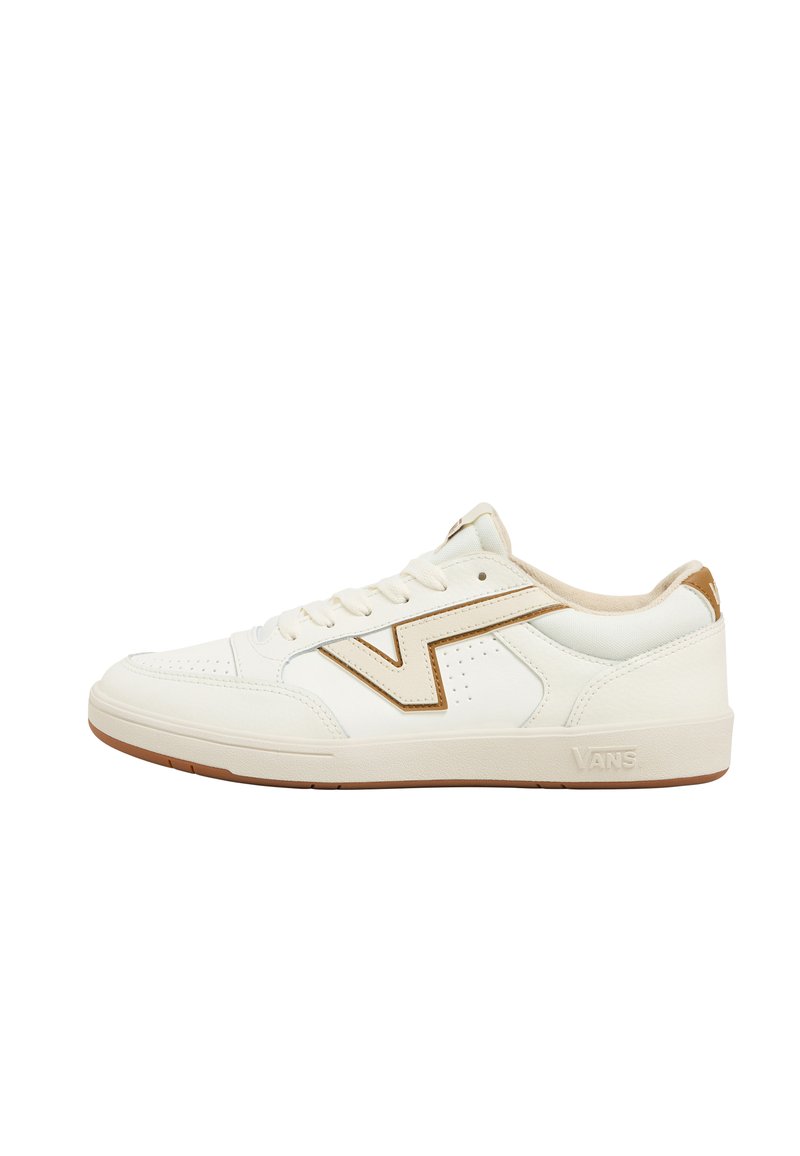 Sneaker bianca in pelle con dettagli marroni, caratterizzata da un design perforato, lacci piatti e suola in gomma testurizzata.