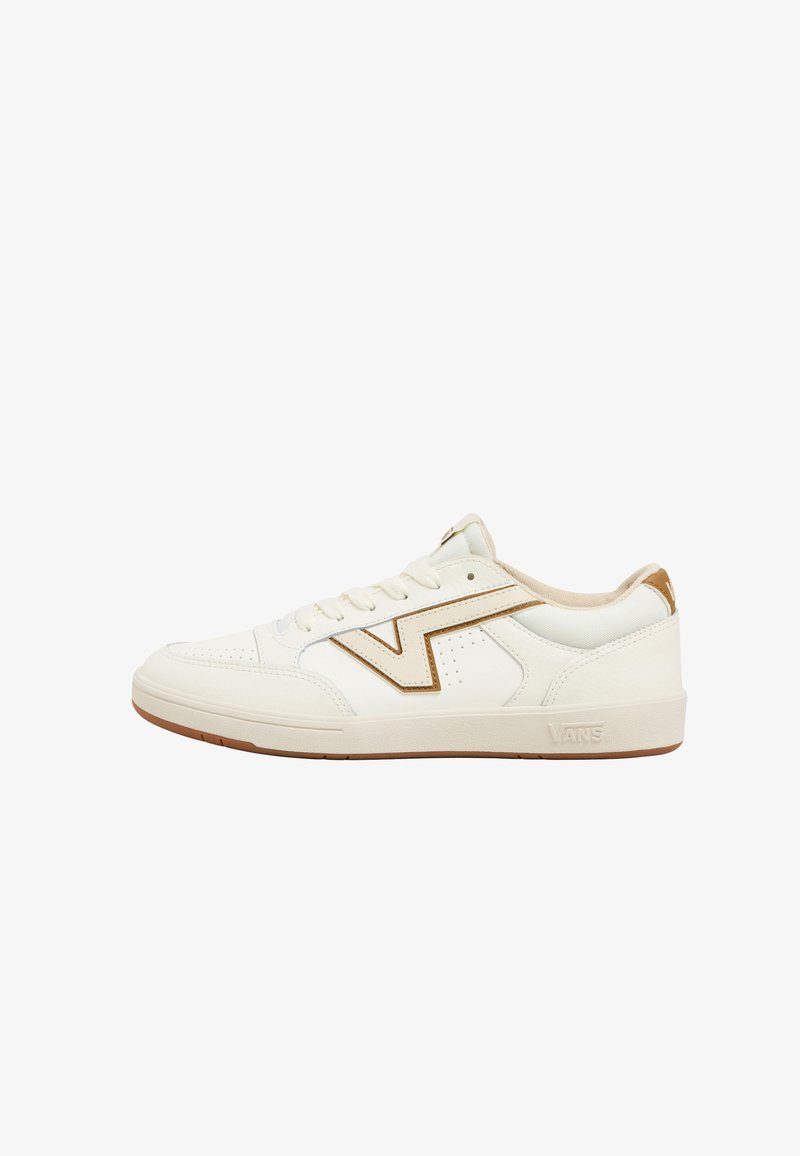 Fehér bőr sneaker barna akcentusokkal, perforált mintázattal, lapos fűzőkkel és texturált gumitalppal.
