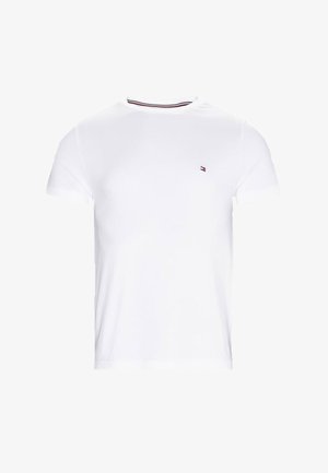 T-shirt de algodão branca com gola redonda. Apresenta um pequeno logótipo no peito e detalhes às riscas no interior da gola. Mangas curtas.