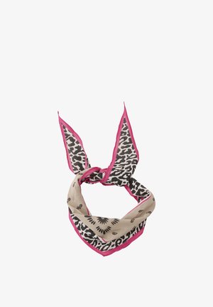 Pañuelo cuadrado con estampado de animales en blanco y negro y patrón floral beige, bordeado en rosa brillante, atado en un nudo con dos extremos puntiagudos.