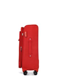 Maleta blanda roja con un acabado texturizado, cremalleras dobles, un asa lateral y cuatro ruedas giratorias para mayor movilidad.