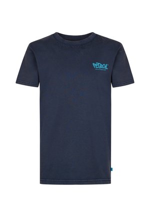 Marineblauw T-shirt met korte mouwen met klein lichtblauw "Petrol" logo op de bovenste linkerborst, ronde halslijn en rechte zoom.