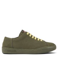 Baskets en daim vert olive avec des lacets jaune clair, bout rond et semelle en caoutchouc tachetée. Présente un logo sur le talon.