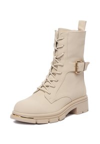 Beżowy skórzany botek za kostkę z zapięciem na sznurówki z przodu, z boku z klamrą, z grubą strukturalną podeszwą oraz złotym akcentem wzdłuż palców.