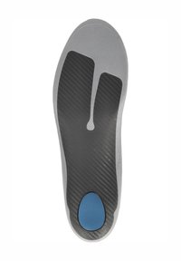 Semelle de chaussure grise présentant une surface texturée, un motif en fibre de carbone noir et un accent circulaire bleu près de la base. Bords lisses et forme contourée.