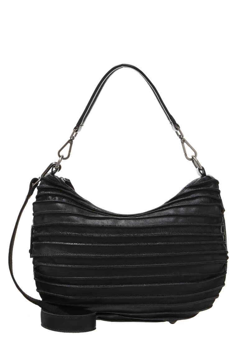Borsa a spalla in pelle nera con design plissettato, forma curva, tracolla regolabile e accessori in metallo. Texture liscia.