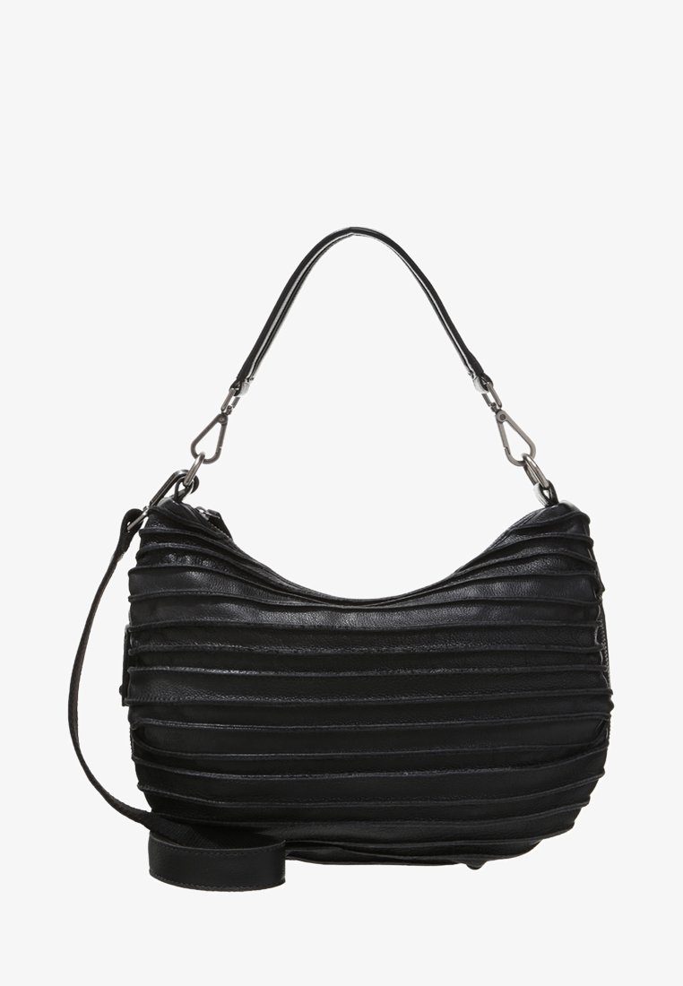 Svart läderaxelväska med plisserad design, böjd form, justerbar rem och metalldetaljer. Slät textur.