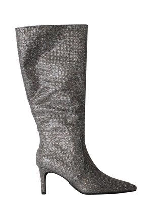 Botte argentée à talon haut mi-mollet avec bout pointu et surface texturée scintillante.