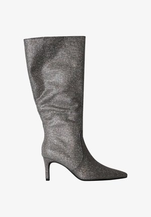 Botte argentée à talon haut mi-mollet avec bout pointu et surface texturée scintillante.