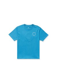 T-shirt en coton bleu avec un col rond et des manches courtes. Présente un petit logo circulaire blanc sur la poitrine gauche. Texture lisse.